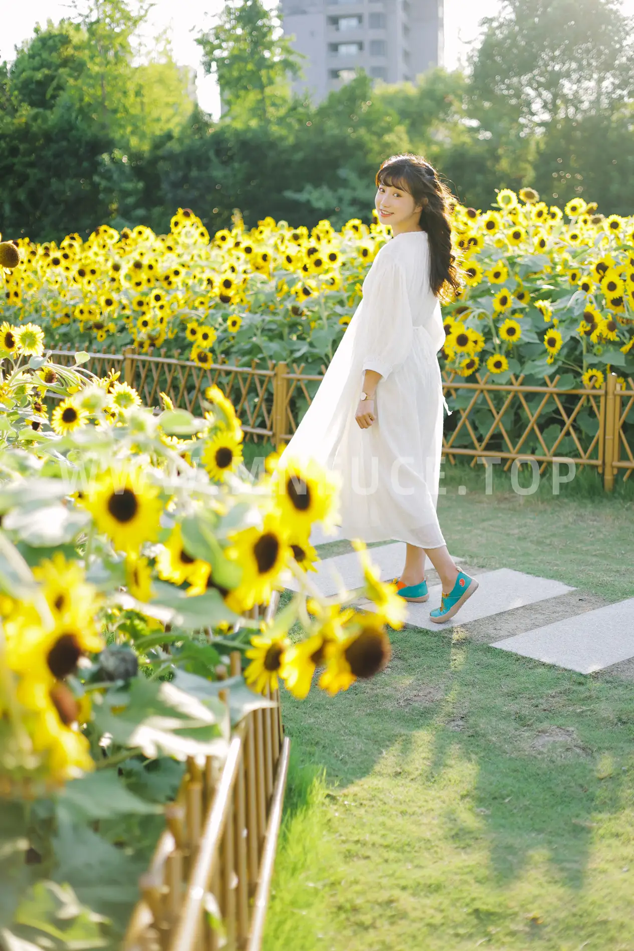 [YITUYU] 2022.08.29 Vol.1822 – Flowers and You in the Sun Fatty Blue-#[25P]-18